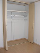 クローゼットも工夫して収納量を増やしました