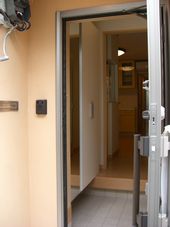 リフォーム事例:玄関には壁面埋め込みの玄関収納