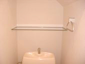 トイレにもガラスの飾り棚。とことん収納にこだわえいました