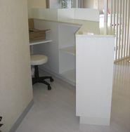 後面からみた別注家具(受付台・下駄箱)